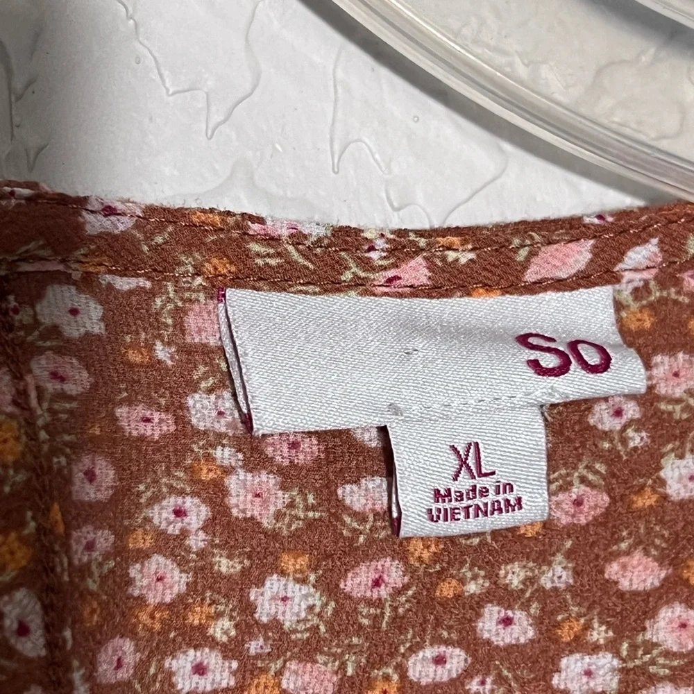 SO SHORT SLEEVE BLOUSE BROWN WITH FLORAL DESIGN SIZE XL - Picture 2 of 9